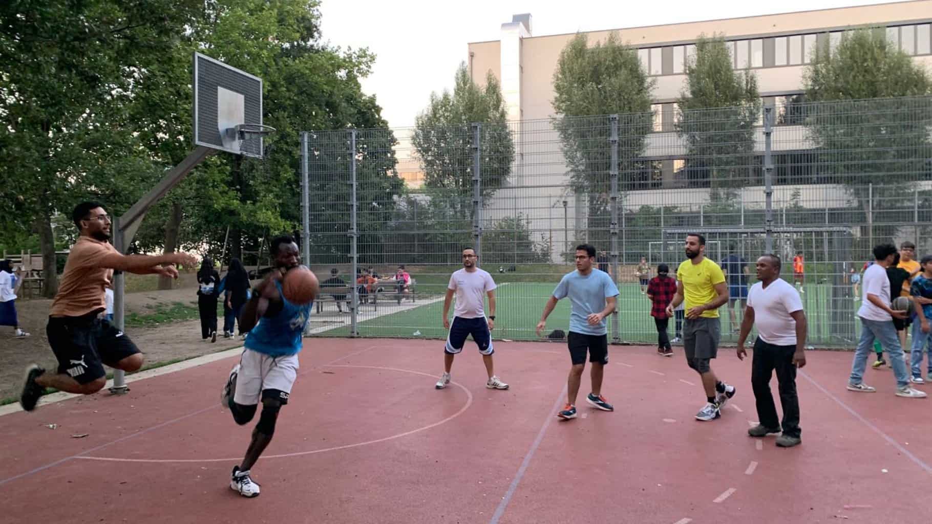 Dienstag: Wir spielen Basketball